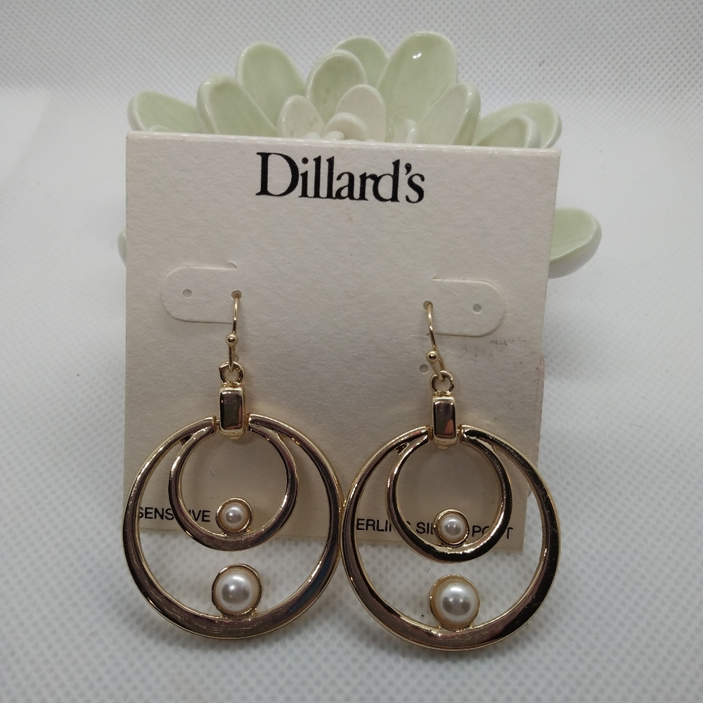 Dillard's gold tone dangle earrings w/ faux pearls. Net